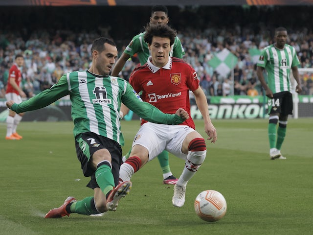 L'atacant del Real Betis Juanmi en acció amb Facundo Pellistri del Manchester United el 16 de març de 2023