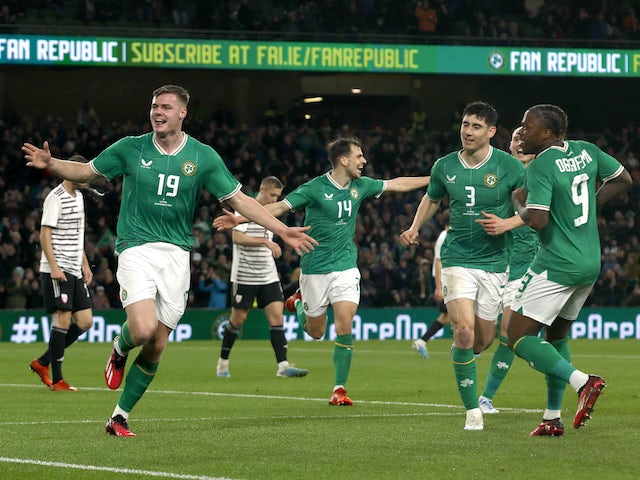 Evan Ferguson de la República d'Irlanda celebra el seu segon gol amb els seus companys el 22 de març de 2023