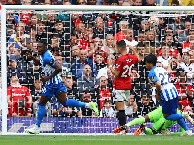 Danny Welbeck de Brighton & Hove Albion celebra el gol contra el Manchester United el 16 de setembre de 2023