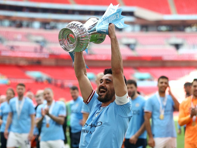 Ilkay Gundogan del Manchester City celebra amb el trofeu després de guanyar la FA Cup el 3 de juny de 2023