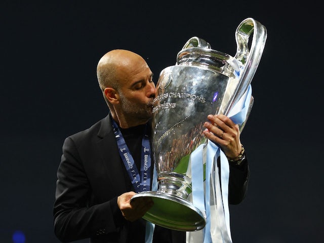 L'entrenador del Manchester City, Pep Guardiola, celebra amb el trofeu després de guanyar la Lliga de Campions el 10 de juny de 2023