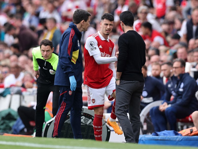 Gabriel Martinelli de l'Arsenal surt després de patir una lesió el 14 de maig de 2023