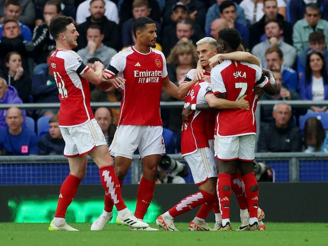 Leandro Trossard de l'Arsenal celebra el seu primer gol amb els seus companys el 17 de setembre de 2023