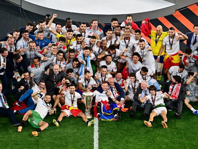 Els jugadors del Sevilla posen una foto amb el trofeu després de guanyar l'Europa League el 31 de maig de 2023