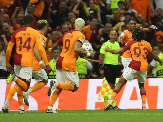 Tete del Galatasaray celebra el seu segon gol amb el seu company d'equip Sacha Boey el 20 de setembre de 2023