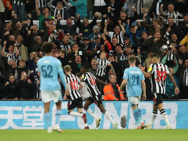 Alexander Isak del Newcastle United celebra el seu primer gol amb Anthony Gordon el 27 de setembre de 2023