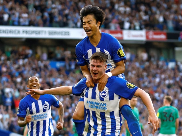 Evan Ferguson de Brighton & Hove Albion celebra el seu tercer gol amb Kaoru Mitoma el 2 de setembre de 2023