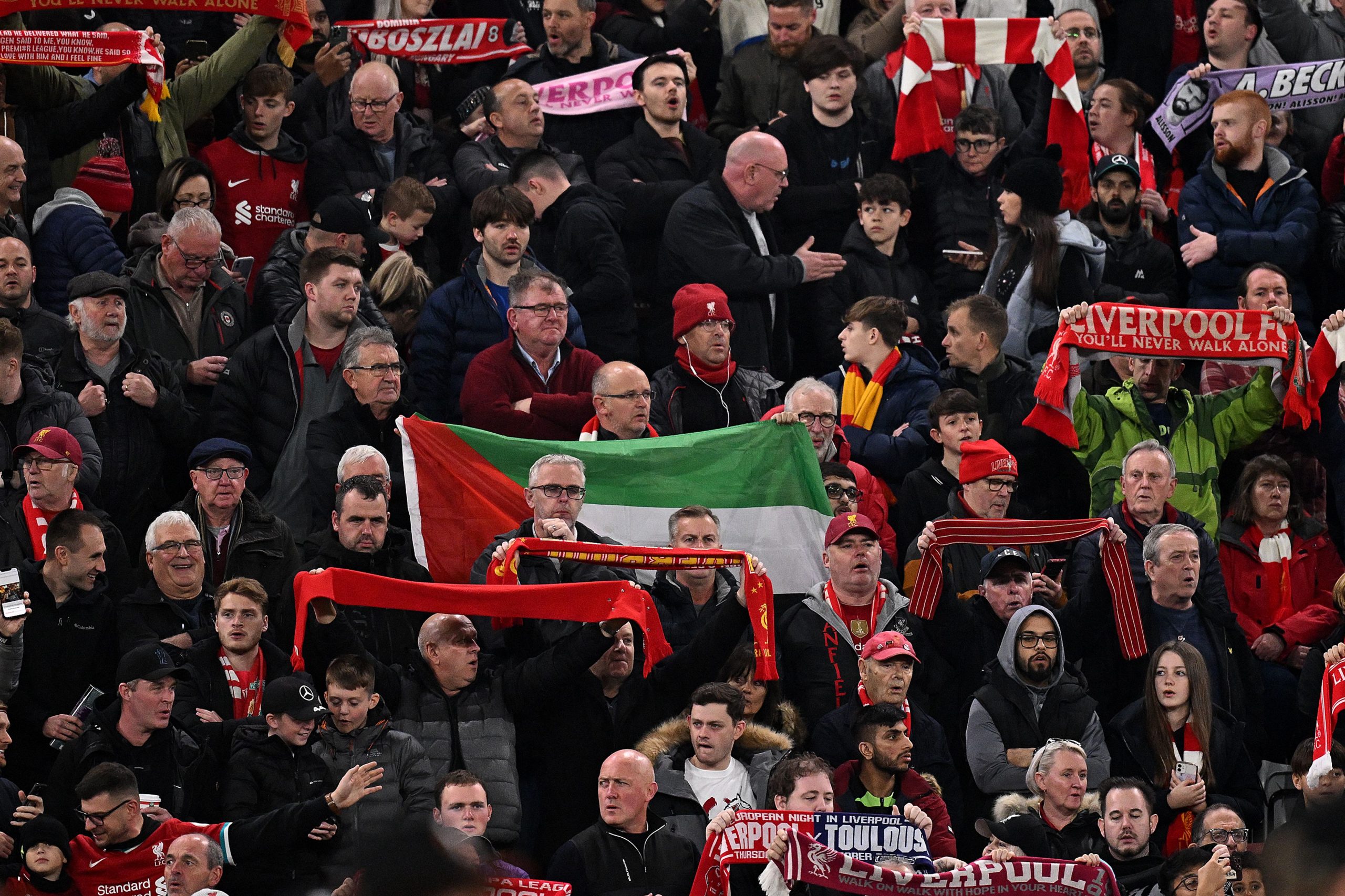 El Liverpool s'equivoca amb la postura de Palestina quan l'aficionat és escortat fora del Kop