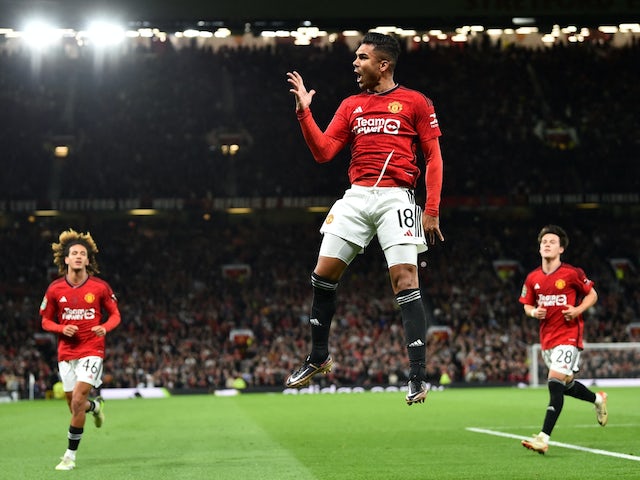 Casemiro del Manchester United celebra el seu segon gol el 26 de setembre de 2023