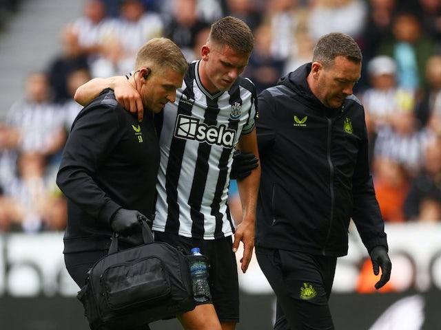 Sven Botman del Newcastle United surt del camp després de rebre atenció mèdica el 27 d'agost de 2023