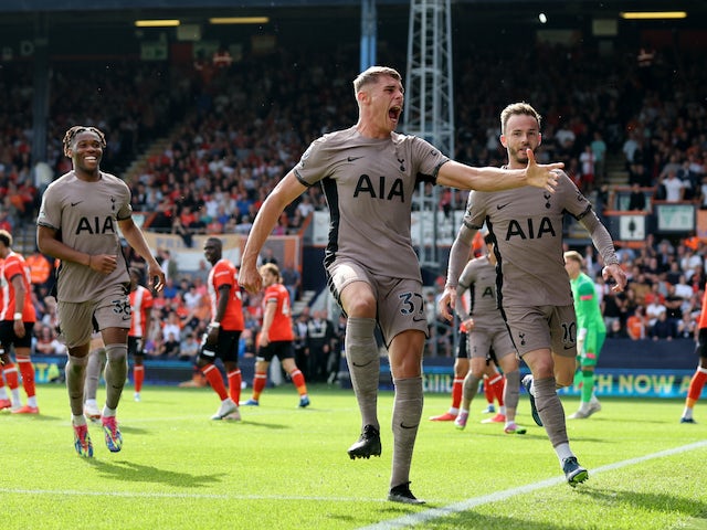 Micky van de Ven del Tottenham Hotspur celebra el seu primer gol el 7 d'octubre de 2023