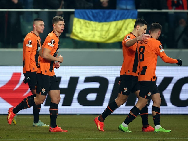 Heorhii Sudakov del Shakhtar Donetsk i els seus companys celebren el seu primer gol marcat per Dmytro Kryskiv el 16 de febrer de 2023