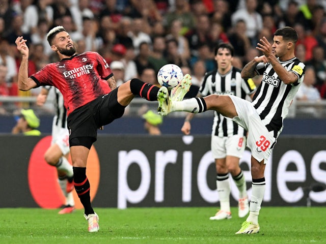 Olivier Giroud de l'AC Milan en acció amb Bruno Guimaraes del Newcastle United el 19 de setembre de 2023