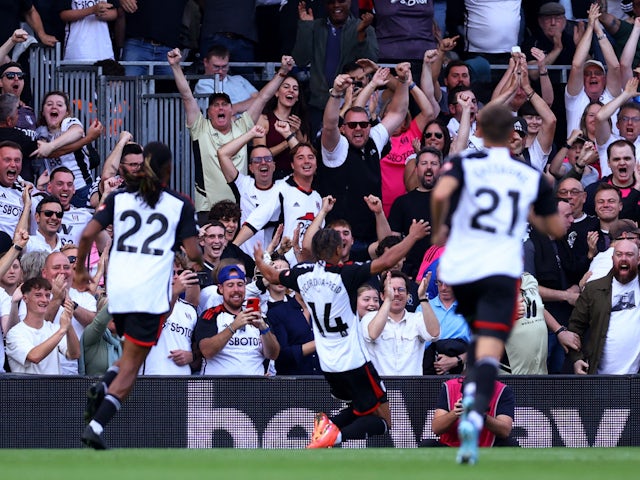 Bobby Decordova-Reid del Fulham celebra el seu primer gol el 7 d'octubre de 2023