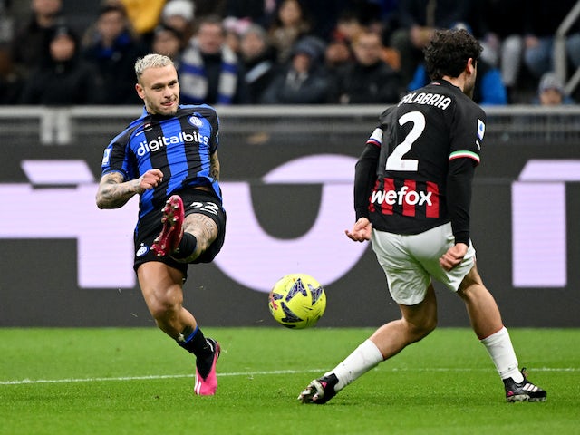 Federico Dimarco de l'Inter de Milà en acció amb Davide Calabria de l'AC Milan el 5 de febrer de 2023