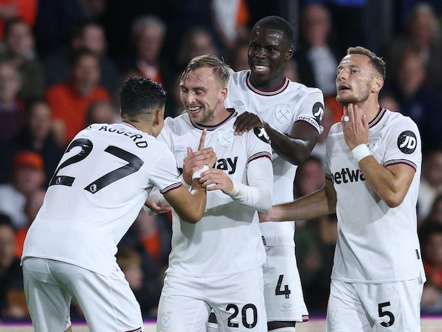 Jarrod Bowen del West Ham United celebra el seu primer gol amb Nayef Aguerd, Kurt Zouma i Vladimir Coufal l'1 de setembre de 2023