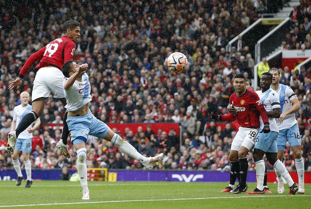 El 30 de setembre de 2023, Raphael Varane, del Manchester United, arriba a la porteria contra el Crystal Palace