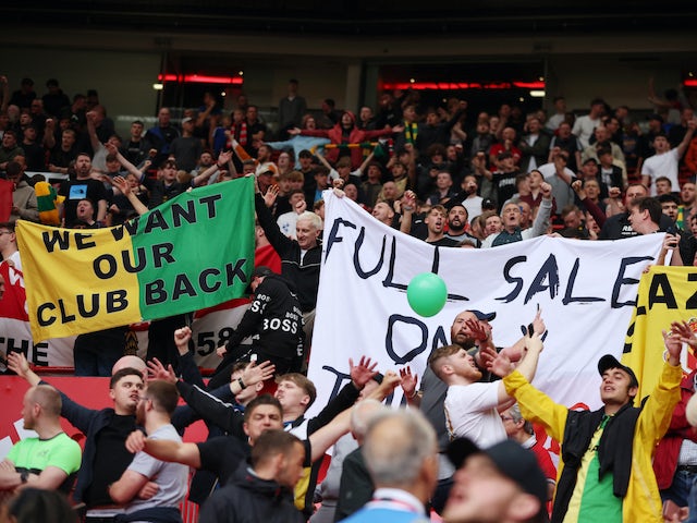 Els aficionats del Manchester United mostren pancartes en protesta contra la propietat del club de la família Glazer el 26 d'agost de 2023