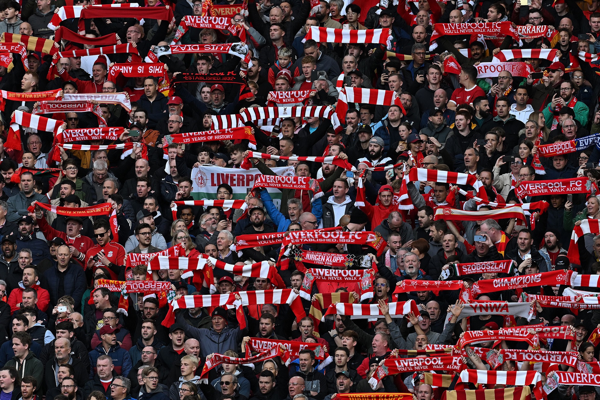 Els aficionats del Liverpool reaccionen davant la fenomenal exhibició d'un jugador de 21 anys contra l'Everton