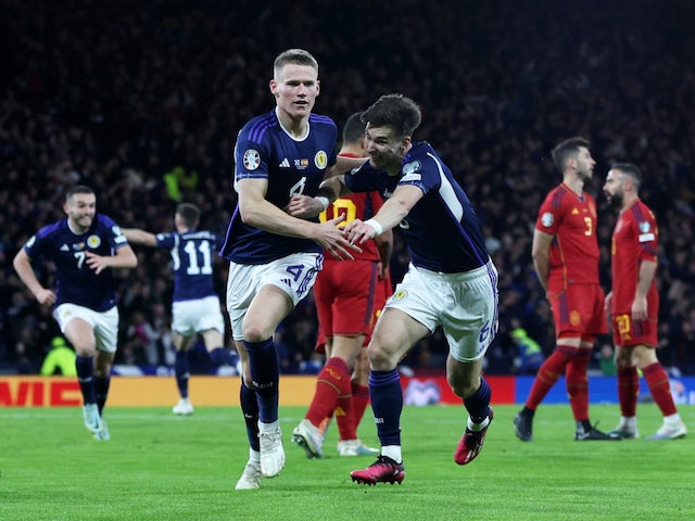 L'escòcia Scott McTominay celebra el seu segon gol amb Kieran Tierney el 28 de març de 2023
