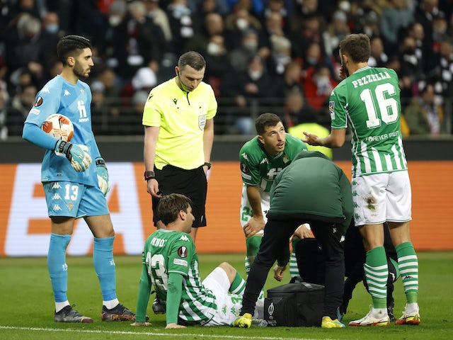Juan Miranda del Reial Betis rep assistència mèdica després de patir una lesió el 17 de març de 2022