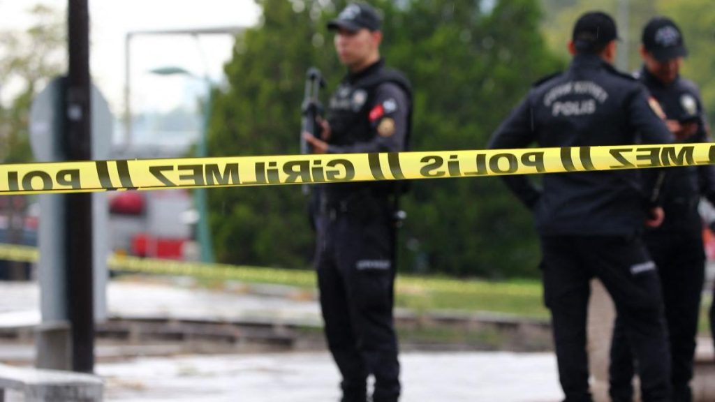 L'atac d'Ankara al ministeri frustrat, un terrorista es va fer esclatar