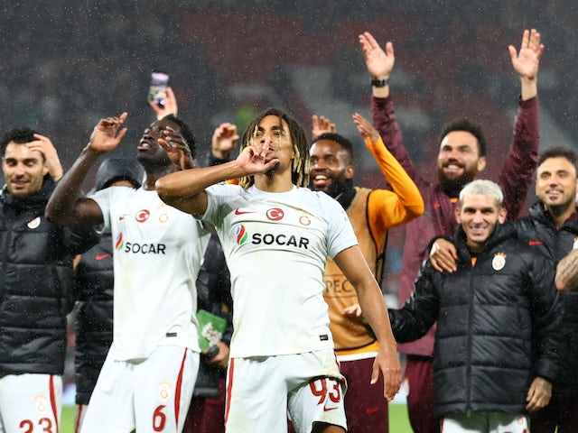 Davinson Sanchez i Sacha Boey del Galatasaray celebren després del partit del 3 d'octubre de 2023