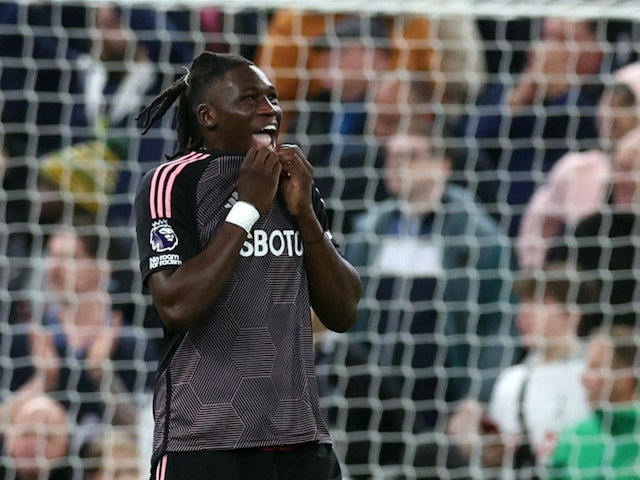 Calvin Bassey del Fulham reacciona després que James Maddison del Tottenham Hotspur marqui el seu segon gol el 23 d'octubre de 2023.
