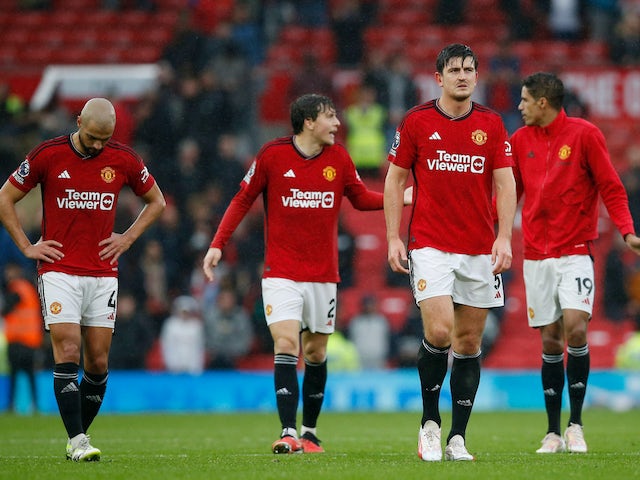 Harry Maguire del Manchester United i els seus companys semblen abatuts després del partit del 30 de setembre de 2023