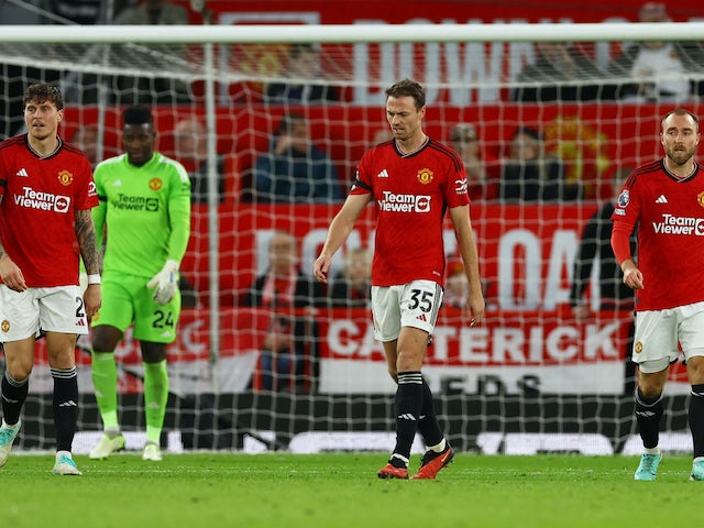 Jonny Evans, Victor Lindelof i Christian Eriksen del Manchester United reaccionen després que Erling Braut Haaland del Manchester City marqui el seu segon gol el 29 d'octubre de 2023.