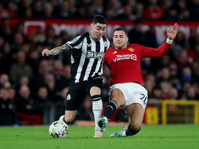 Miguel Almiron del Newcastle United en acció amb Diogo Dalot del Manchester United l'1 de novembre de 2023
