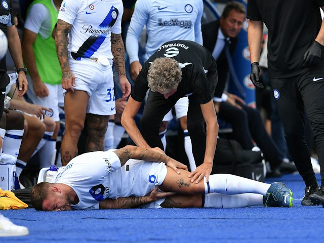 Marko Arnautovic de l'Inter de Milà rep atenció mèdica després de patir una lesió el 24 de setembre de 2023