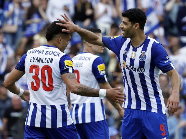 L'Evanilson del FC Porto celebra el seu tercer gol amb Mehdi Taremi del FC Porto el 27 de maig de 2023