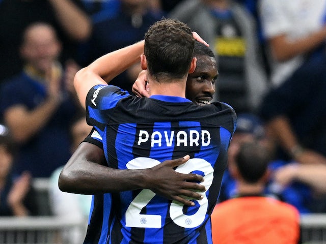 Marcus Thuram de l'Inter de Milà celebra el seu primer gol amb el seu company Benjamin Pavard el 3 d'octubre de 2023