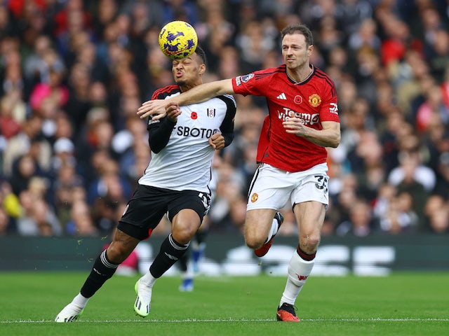 Rodrigo Muniz de Fulham en acció amb Jonny Evans del Manchester United el 4 de novembre de 2023