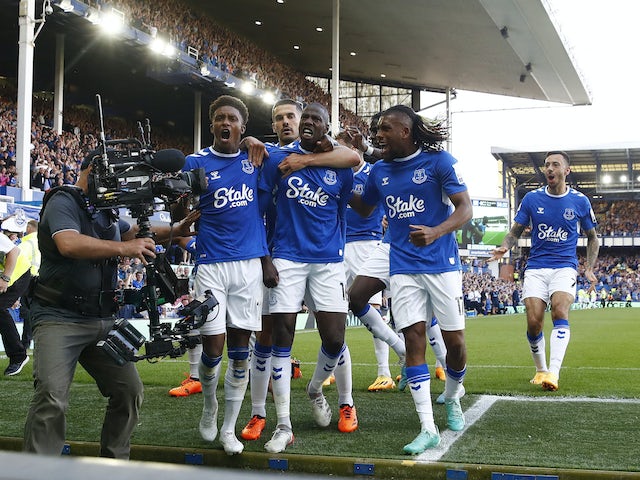 Abdoulaye Doucoure de l'Everton celebra el seu primer gol amb Conor Coady, Demarai Gray i Alex Iwobi el 28 de maig de 2023