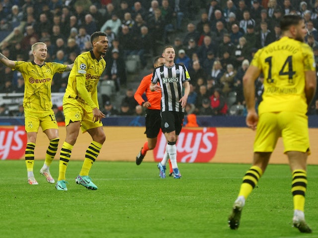Felix Nmecha del Borussia Dortmund marca contra el Newcastle United el 25 d'octubre de 2023