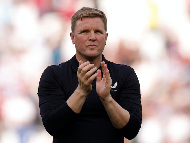 L'entrenador del Newcastle United, Eddie Howe, aplaudeix els aficionats després del partit del 8 d'octubre de 2023