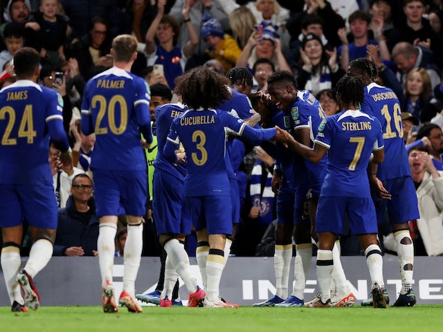 Benoit Badiashile del Chelsea celebra el seu primer gol amb els seus companys l'1 de novembre de 2023