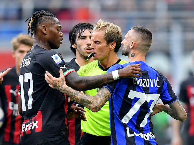 Rafael Leao de l'AC Milan s'enfronta amb Marcelo Brozovic de l'Inter de Milà el 3 de setembre de 2022