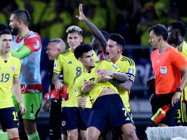 El colombià Luis Díaz celebra el seu primer gol amb James Rodríguez i els seus companys el 17 de novembre de 2023