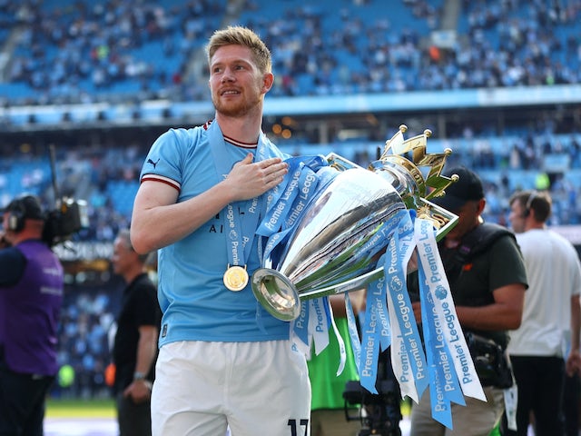 Kevin De Bruyne del Manchester City celebra amb el trofeu després de guanyar la Premier League el 21 de maig de 2023