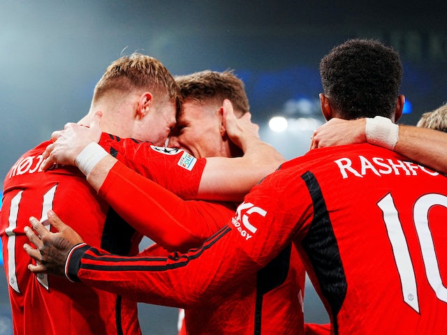Rasmus Hojlund del Manchester United celebra el gol contra Copenhaguen amb els seus companys el 7 de novembre de 2023