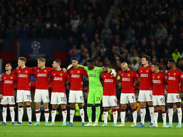 Jugadors del Manchester United durant un minuts de silenci després de la mort de l'exjugador del Manchester United Sir Bobby Charlton el 24 d'octubre de 2023