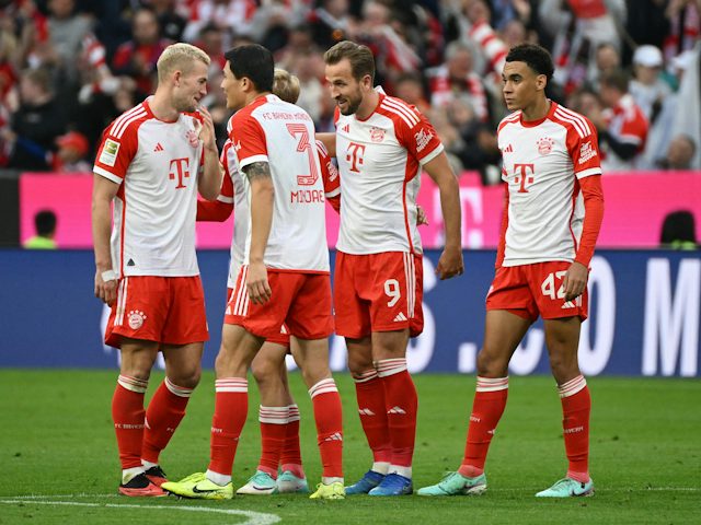 Harry Kane del Bayern de Munic celebra el seu cinquè gol amb Matthijs de Ligt, Jamal Musiala i els seus companys el 28 d'octubre de 2023