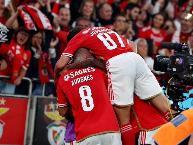 Joao Mario del Benfica celebra el seu primer gol amb els seus companys el 28 d'octubre de 2023