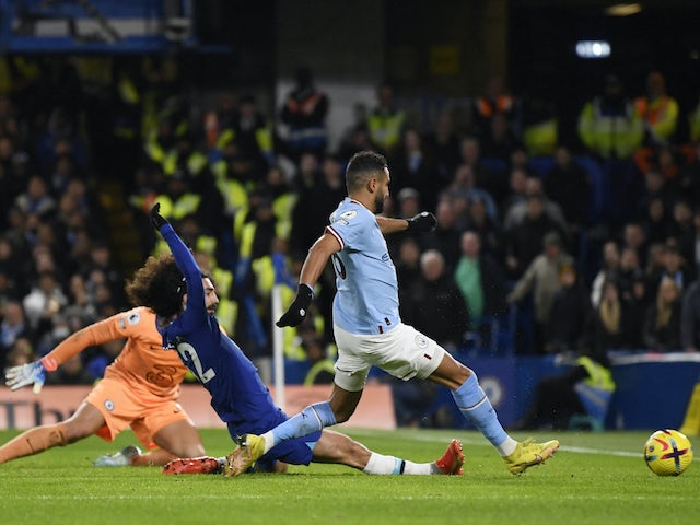L'atacant del Manchester City Riyad Mahrez marca contra el Chelsea el 5 de gener de 2023