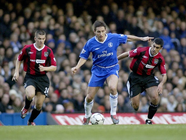 Frank Lampard del Chelsea en acció amb Joey Barton i Claudio Reyna del Manchester City el 25 d'octubre de 2003