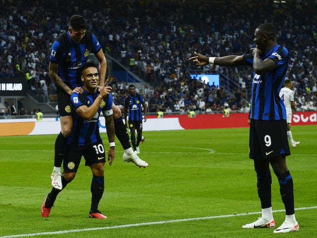 Lautaro Martinez de l'Inter de Milà celebra el seu segon gol amb Alessandro Bastoni i Marcus Thuram el 3 de setembre de 2023