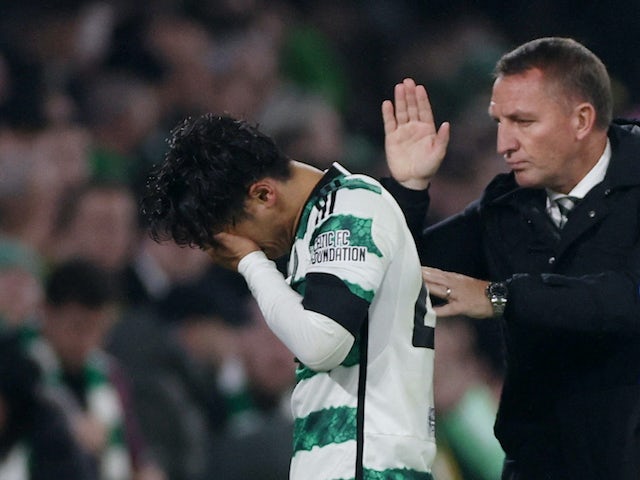 Reo Hatate del Celtic rep una copeta a l'esquena pel tècnic Brendan Rodgers, ja que sembla abatut després de ser substituït a causa d'una lesió el 25 d'octubre de 2023.